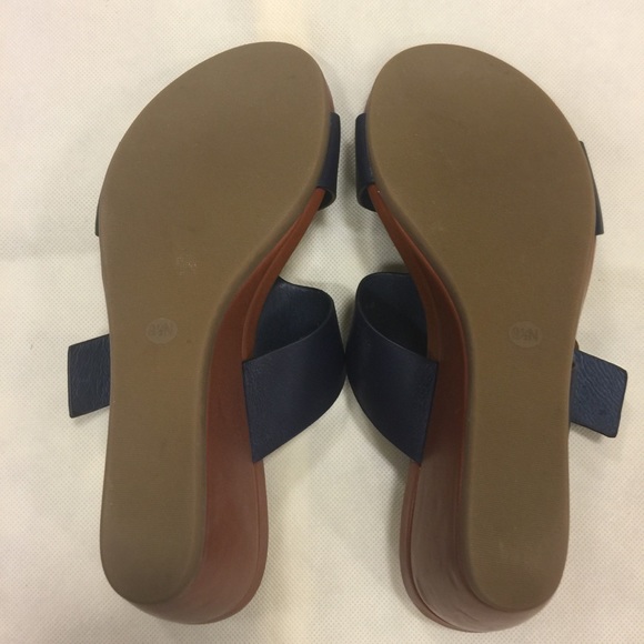 Navy with gold buckle wedge sandals - Picture 5 of 8